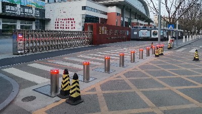 小区出入口安防升级，景观防撞升降柱美观安全两不误