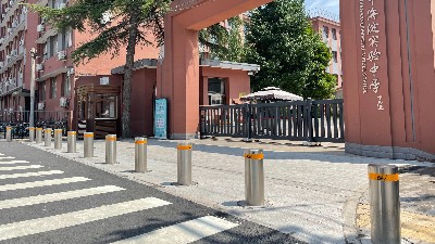 守护童真，卓奥世鹏阻车路障筑牢安全防线