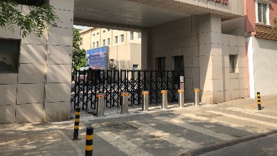 医院出入口安防管控升级，防撞升降柱保障就医通行安全