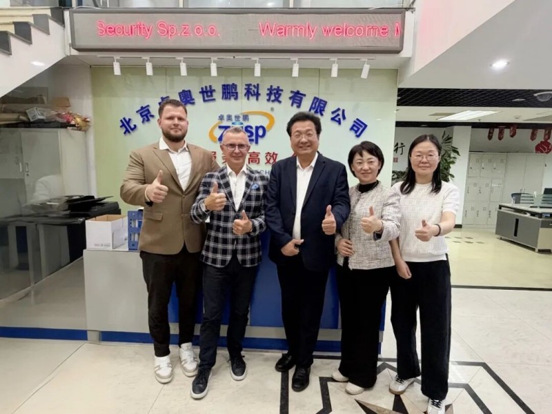 与客户合影