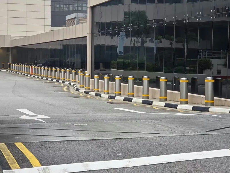 新加坡客户项目现场一排整齐运行的升降柱