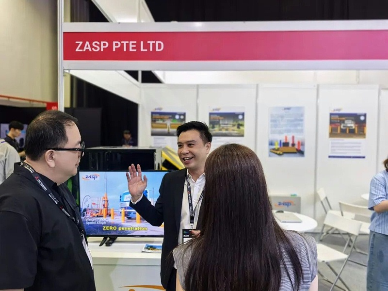新加坡数据中心展 ZASP 展台前与客户交流