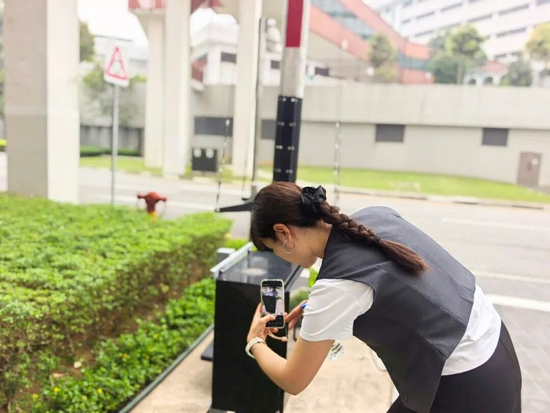 团队成员在客户现场记录设备安装与运行细节