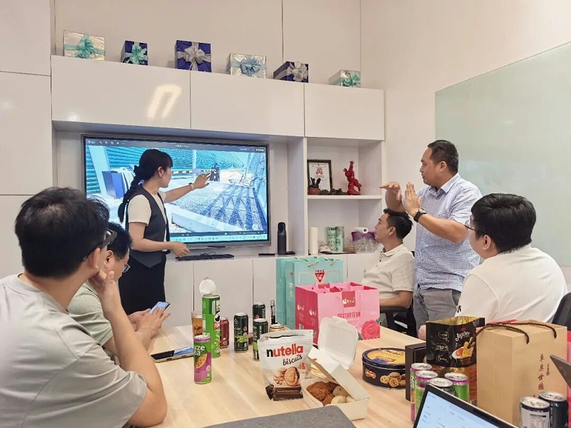 与新加坡客户在会议室交流项目需求与方案